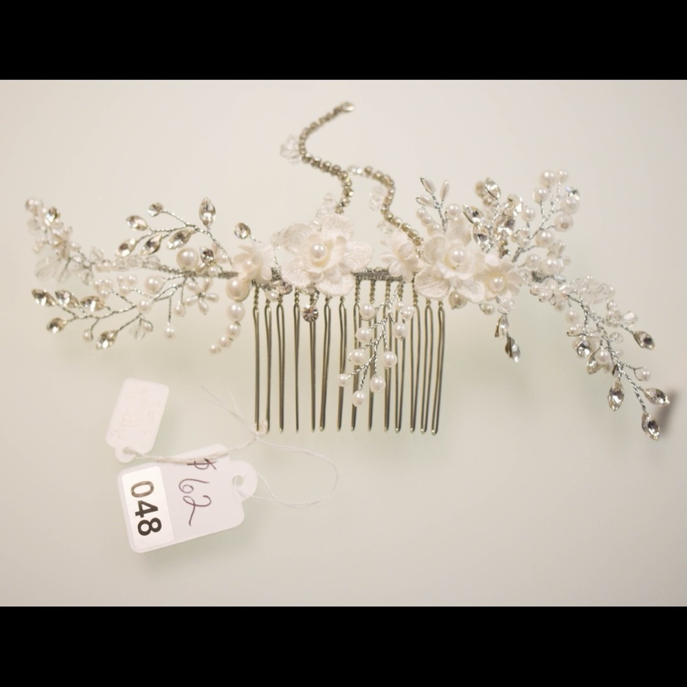 NWT-Ti Adoro Silver Floral Inspired Hair Comb